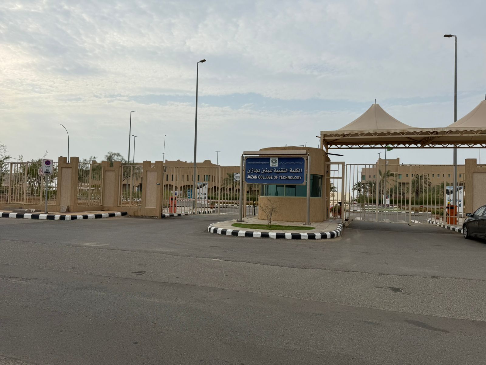 مدخل الكلية الرئيسي